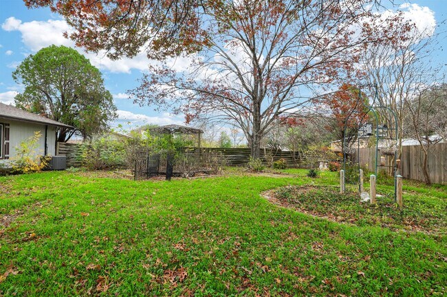 Building Photo - ***MOVE-IN SPECIAL: TWO WEEKS FREE***Single-Story Retreat with Versatile Spaces in Established Ne...