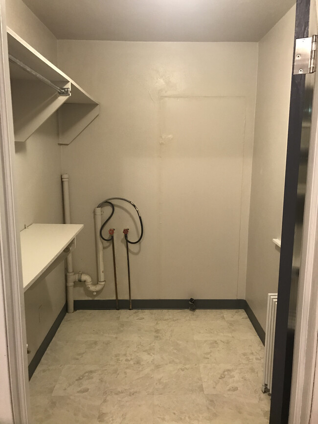 Bedroom 2 - walk in closet/ laundry (extra $25 per month) - 402 1st St