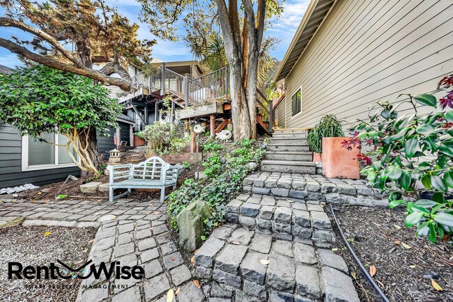 Building Photo - 130-136-136 Mullen Ave