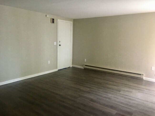 Building Photo - *** Beautiful & Updated Apartment in Mt. Washington * 1 Block to Grandview Ave * Pet Friendly * A...