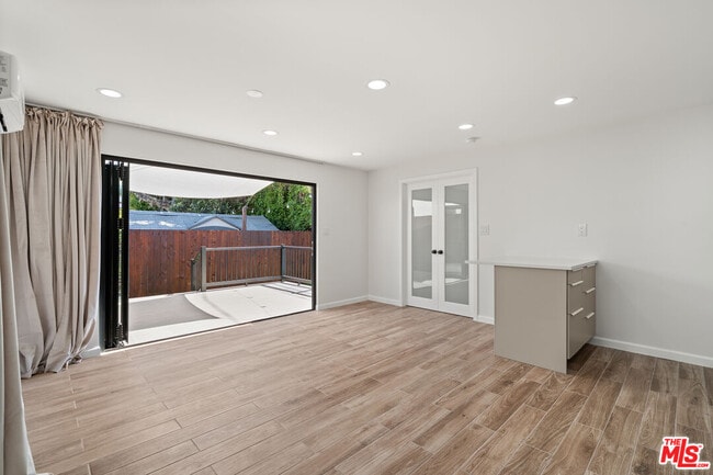 Building Photo - 845 1/2 N Kilkea Dr