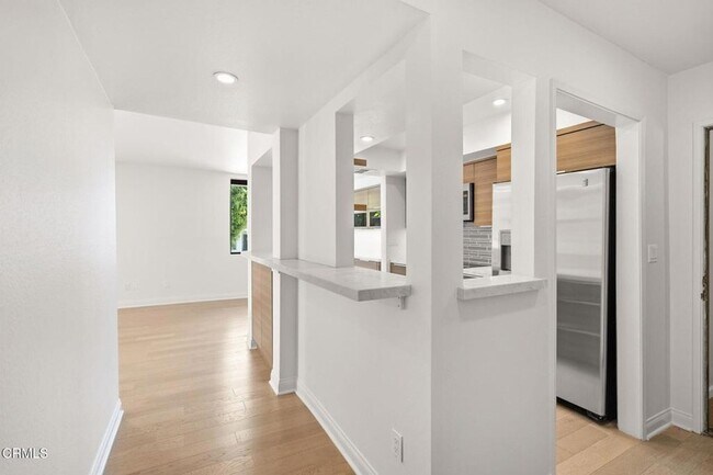 Building Photo - 1215 N Olive Dr