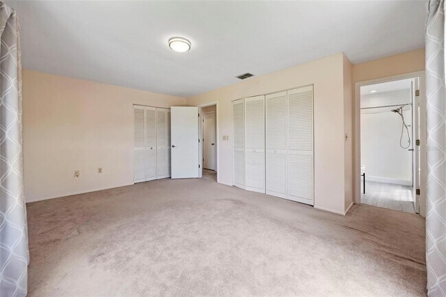 Building Photo - 8006 Oak Dr