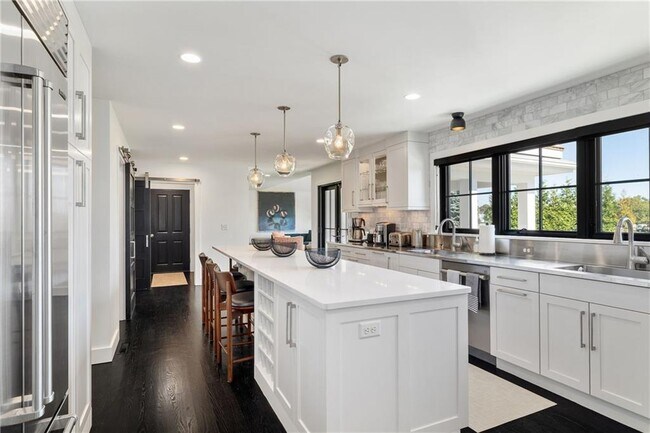 Building Photo - 118 Howland Ave