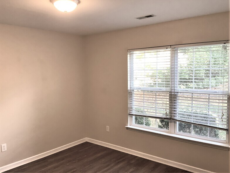 Building Photo - 1208 Williamsburg Dr