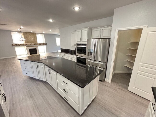 Building Photo - Elegant 4Bed/5Bath/3Car gated residence located near Silverado Ranch