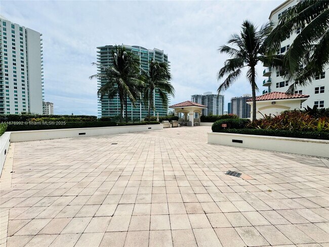 Building Photo - 20000 E Country Club Dr
