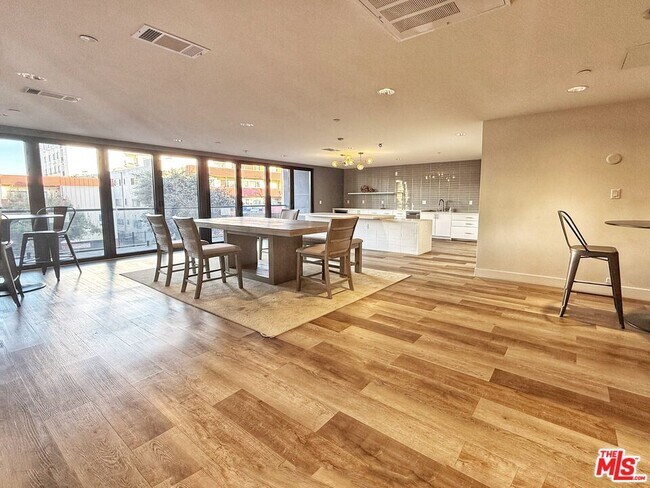 Building Photo - 723 S St Andrews Pl