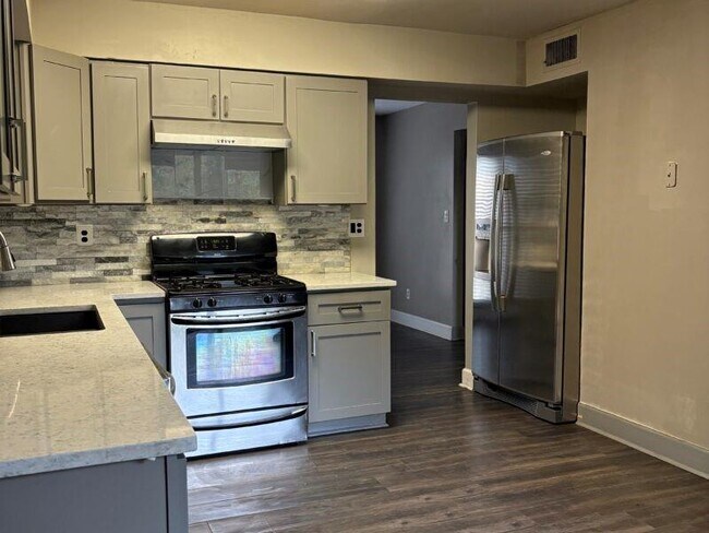 Building Photo - 1562 Linksview Close