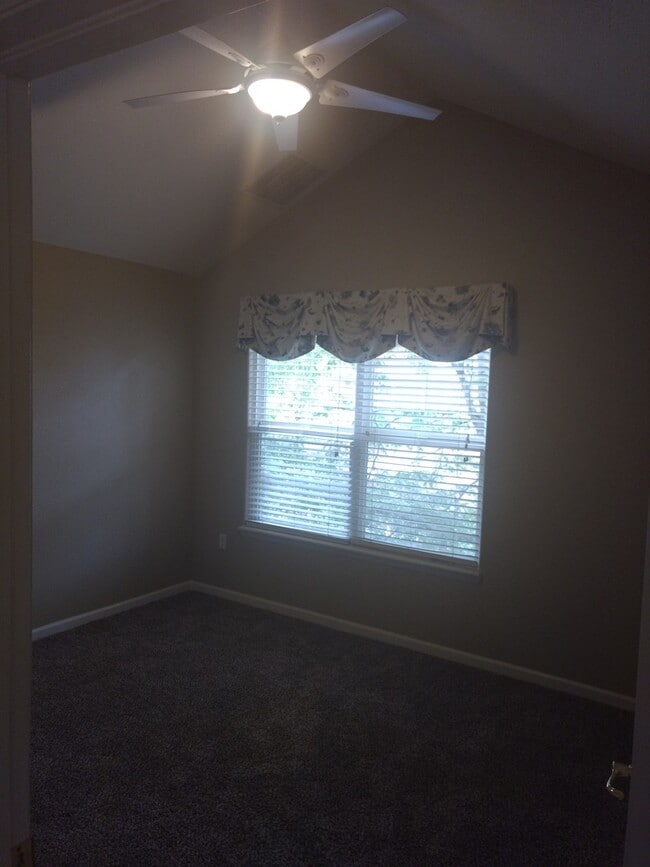 Building Photo - Inviting 2 Bedroom 2 Bath Top Floor Condo - Available August 10!
