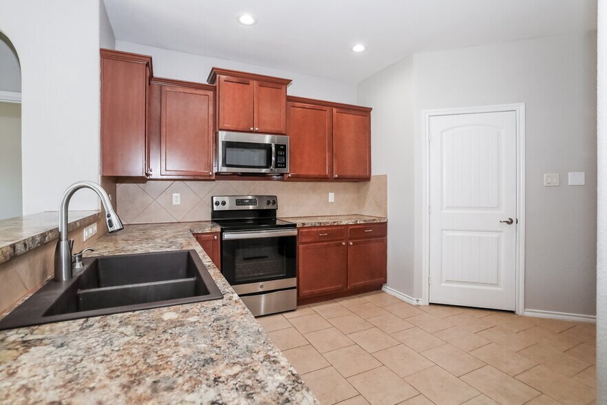 Building Photo - 5126 Meadow Ln
