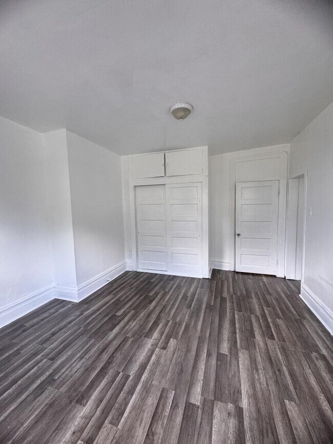 Building Photo - 585 Forest Ave