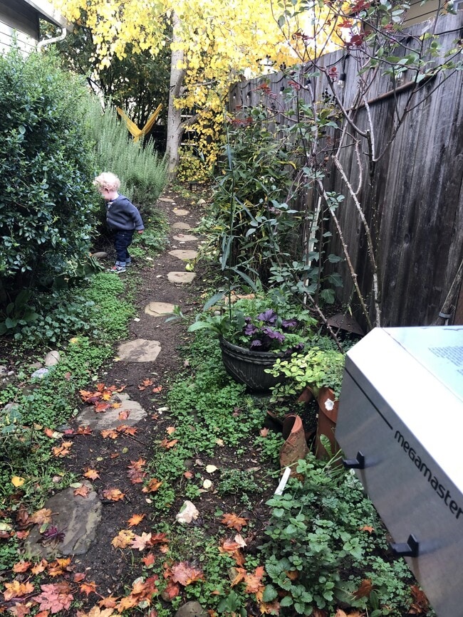 Building Photo - 6432 SE 63rd Ave