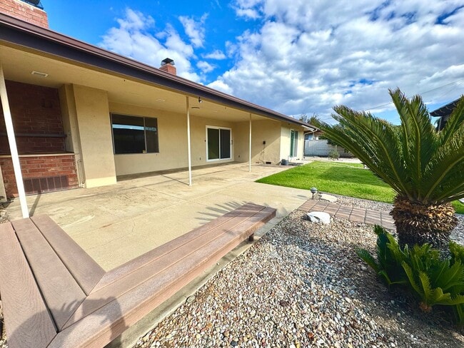 Building Photo - Light, Bright & Lovingly Maintained Claremont Home for Lease