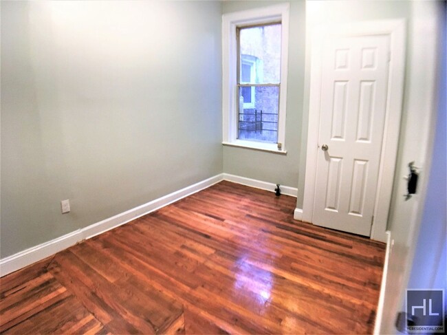 Building Photo - NEWLY RENOVATED 3.5  BEDROOMS/1.5 BATHS  P...