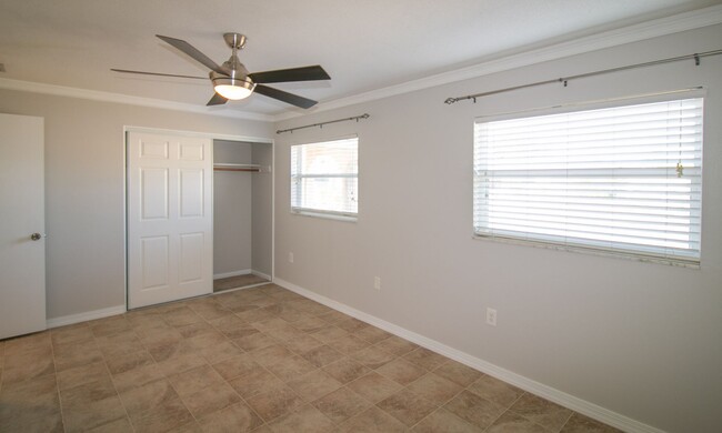 Building Photo - Fantastic 2 bedroom home all tile floors a...