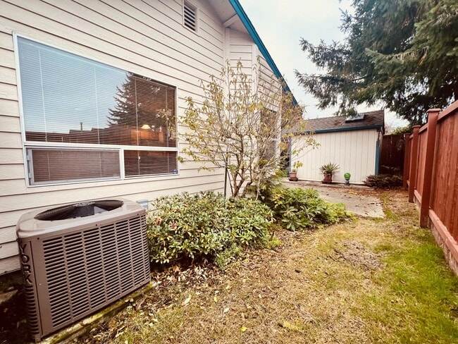 Building Photo - Absolutely Gorgeous Single Family Home located at Olympia!