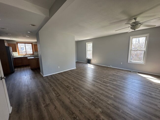 Building Photo - 4 Bedroom House!