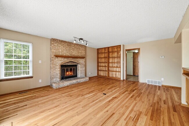 Building Photo - $2,845.95- 4-Bed /3-Bath Gem with Finished Basement and Fenced-in Yard in Colorado Springs!