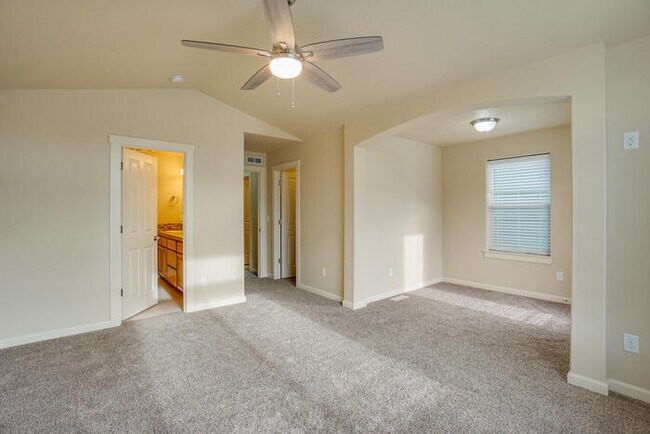 Building Photo - BEAUTIFUL THREE BEDROOM IN HAZEL DELL