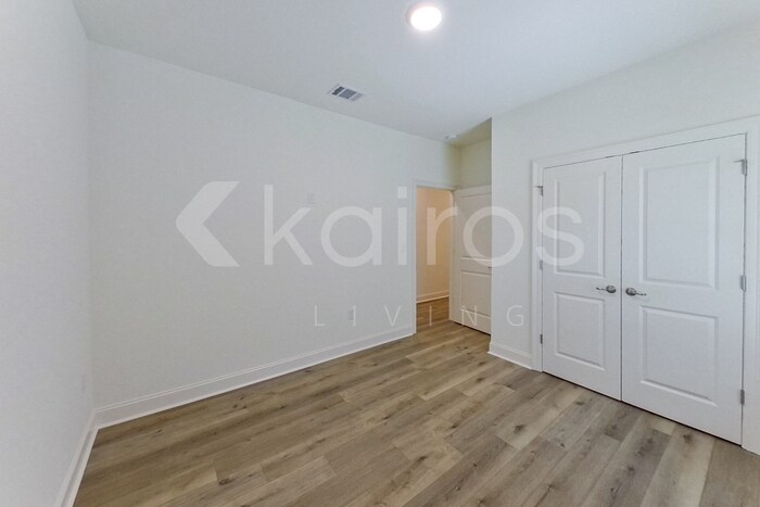 Building Photo - 7936 S Hendrick Dr