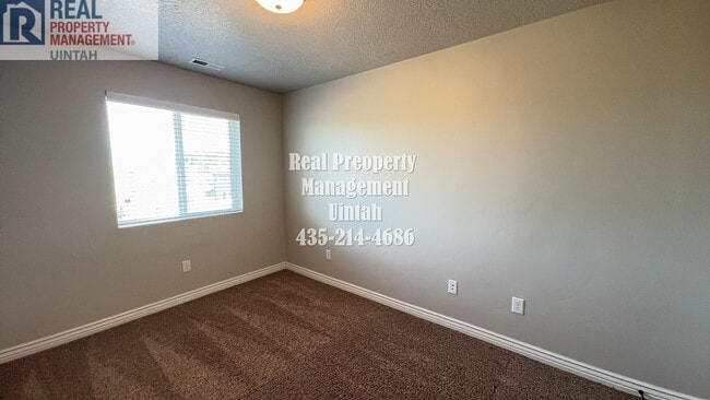 Building Photo - Cozy 3 Bedroom 2 1/2 Bath Condo