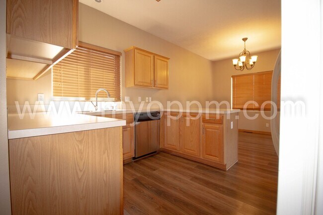 Building Photo - spacious 4-bedroom, 3-bathroom