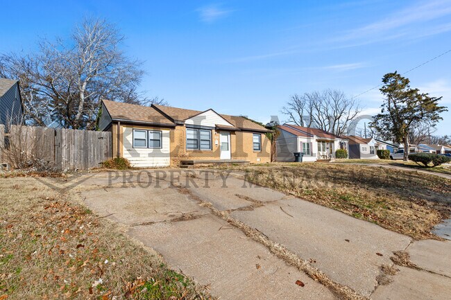 Building Photo - 4514 Vesta Dr