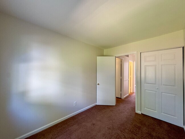 Building Photo - Charming 3Bed/1.5Bath Townhome in Rosedale