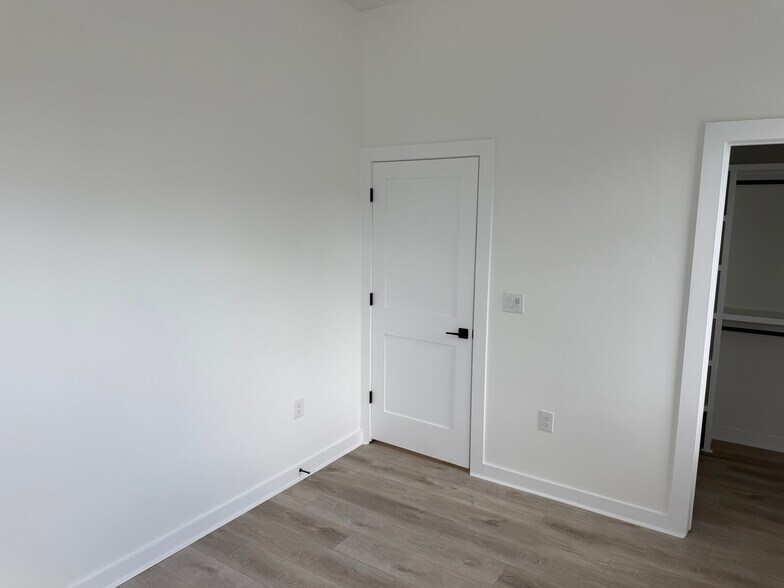Building Photo - Room in Apartment on Riverside Farms Rd