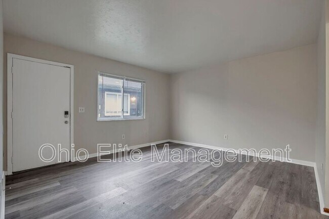 Building Photo - 2460 Hiawatha St