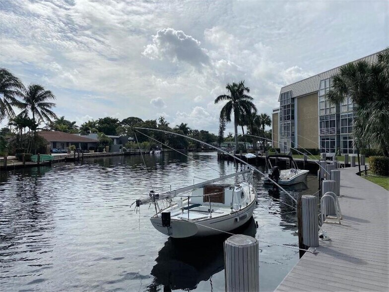 Building Photo - 3040 NE 16th Ave