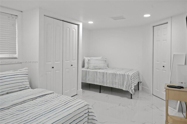 Building Photo - 1310 SW 76th Ave