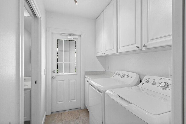 Building Photo - 2828 W Community Dr