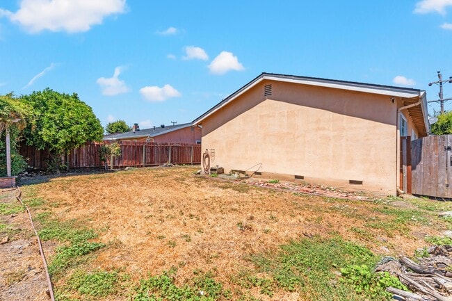 Building Photo - Charming Hayward Home with Modern Upgrades...