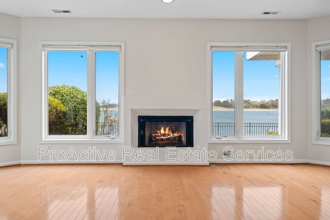 Building Photo - 9468 Bay Front Dr