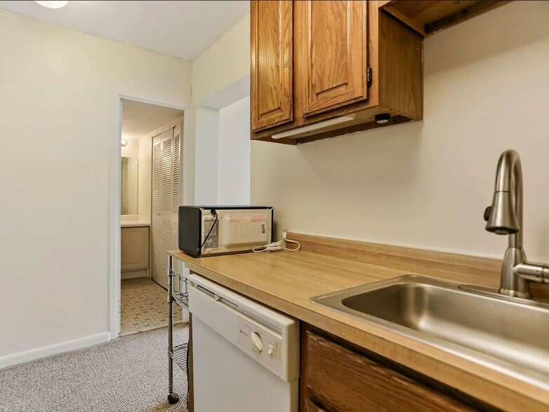 Building Photo - 922 24th St NW