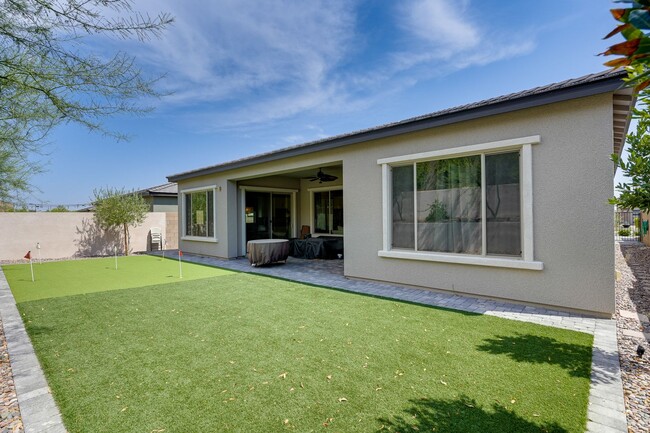 Building Photo - BEAUTIFULLY FULLY FURNISHED 4 BEDROOM 3.5 ...