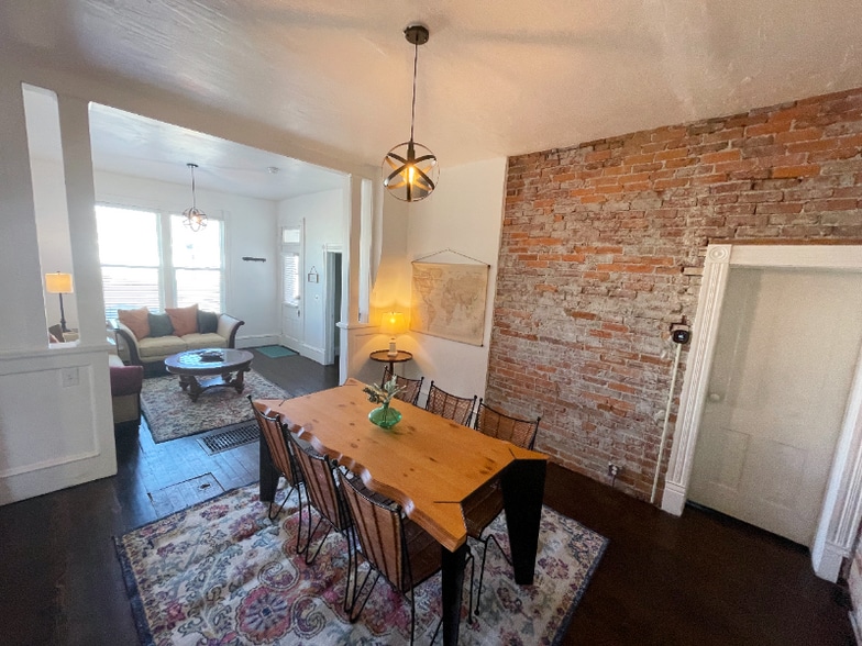 Building Photo - 711 W 5th St