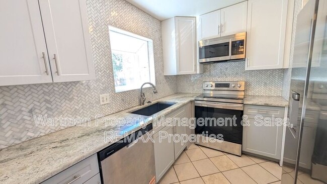 Building Photo - 3003 Gomer Ave