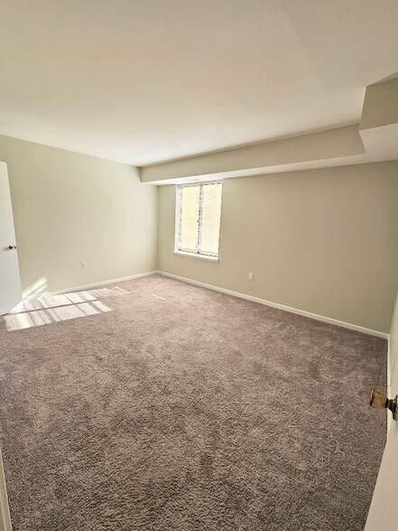 Building Photo - 9653 White Acre Rd