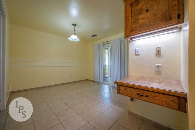 Building Photo - Fresno Westside Home, 3BR/3BA, Country Liv...