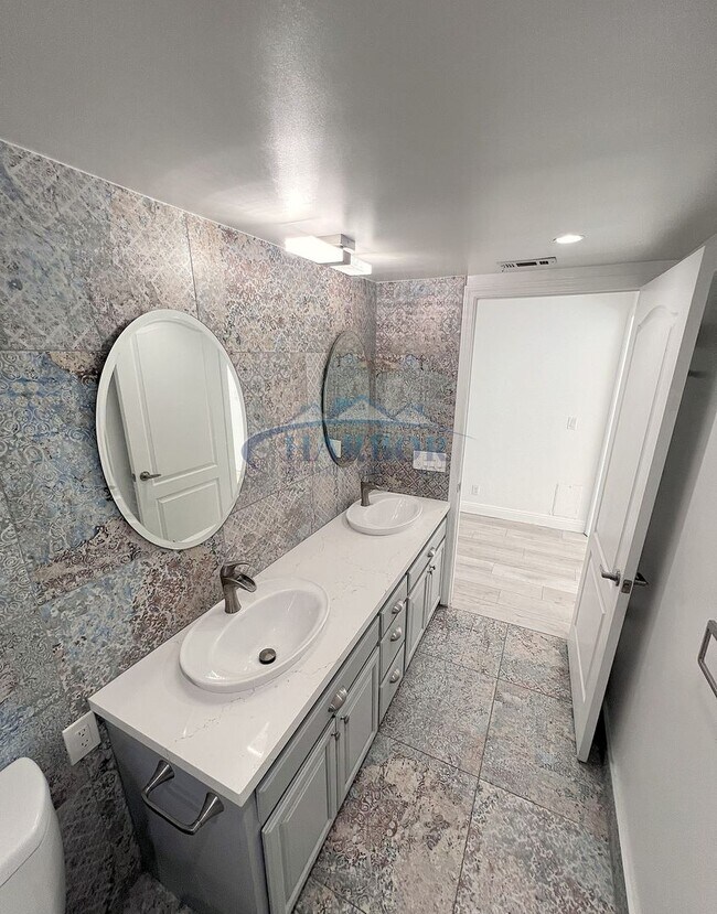 Building Photo - 3507 S Kerckhoff Ave