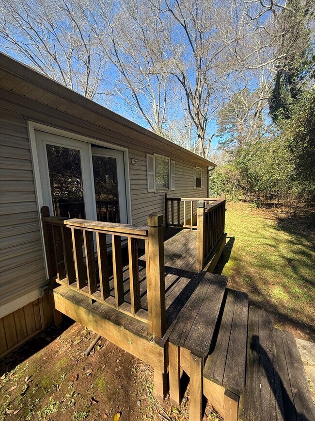 Building Photo - 347 Sunset Dr