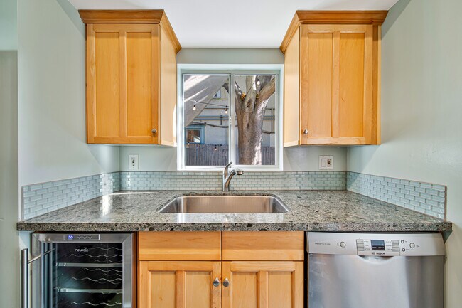 Building Photo - 240 Ashland Ave