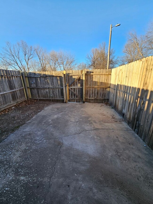 Building Photo - Two-Story Townhome w/ Over 1000 sqft! Avail NOW!