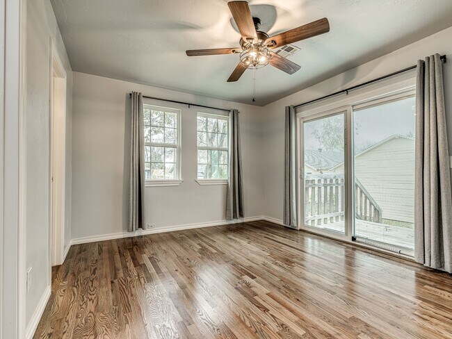 Building Photo - Charming home in Central Park Neighborhood...