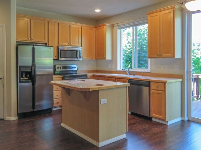 Building Photo - !!!! West Linn Townhome Available 3 Bedroo...