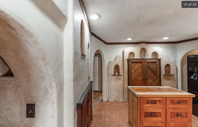 Building Photo - Stunning 4-bedroom, 2-bathroom Home