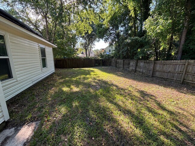 Building Photo - Don’t Miss Out on This Charming 3 Bed, 2 B...